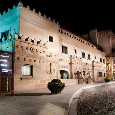 ויגו Pazo Los Escudos Hotel Spa & Resort מראה חיצוני תמונה The Palace of the Dukes of Alba, the seat of the government of the Community of Madrid.