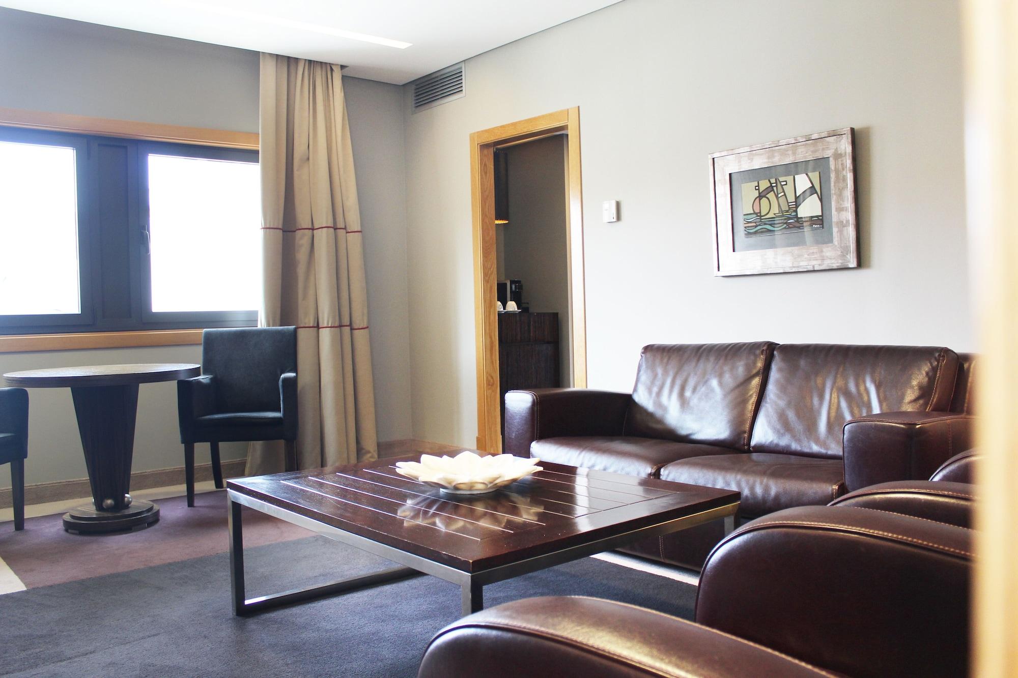 ויגו Pazo Los Escudos Hotel Spa & Resort מראה חיצוני תמונה A living room in a hotel suite