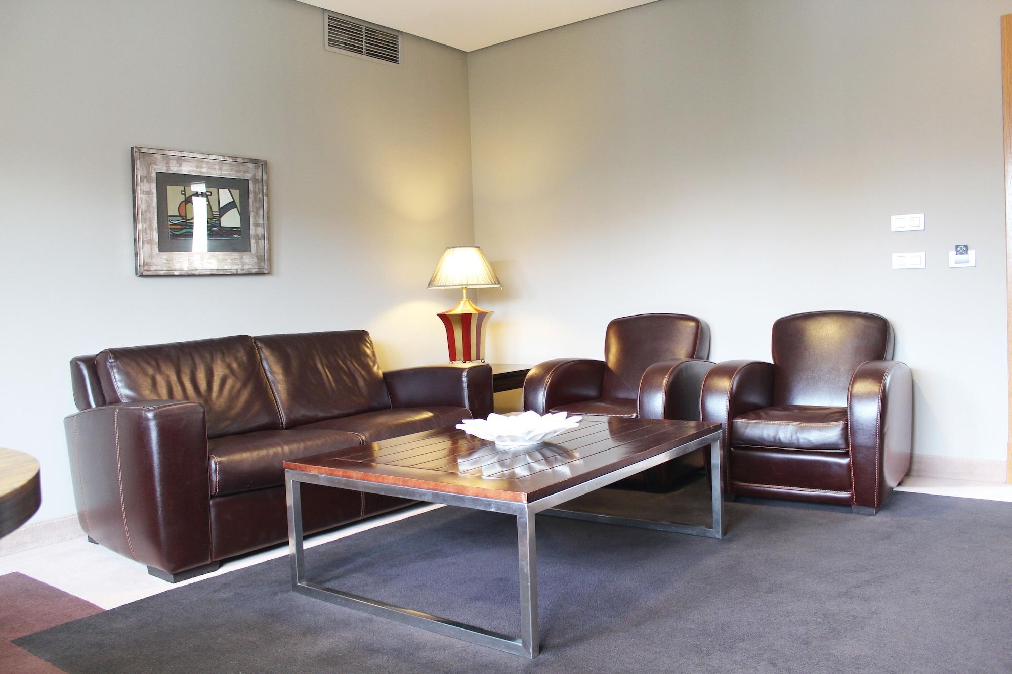 ויגו Pazo Los Escudos Hotel Spa & Resort מראה חיצוני תמונה A living room with leather furniture