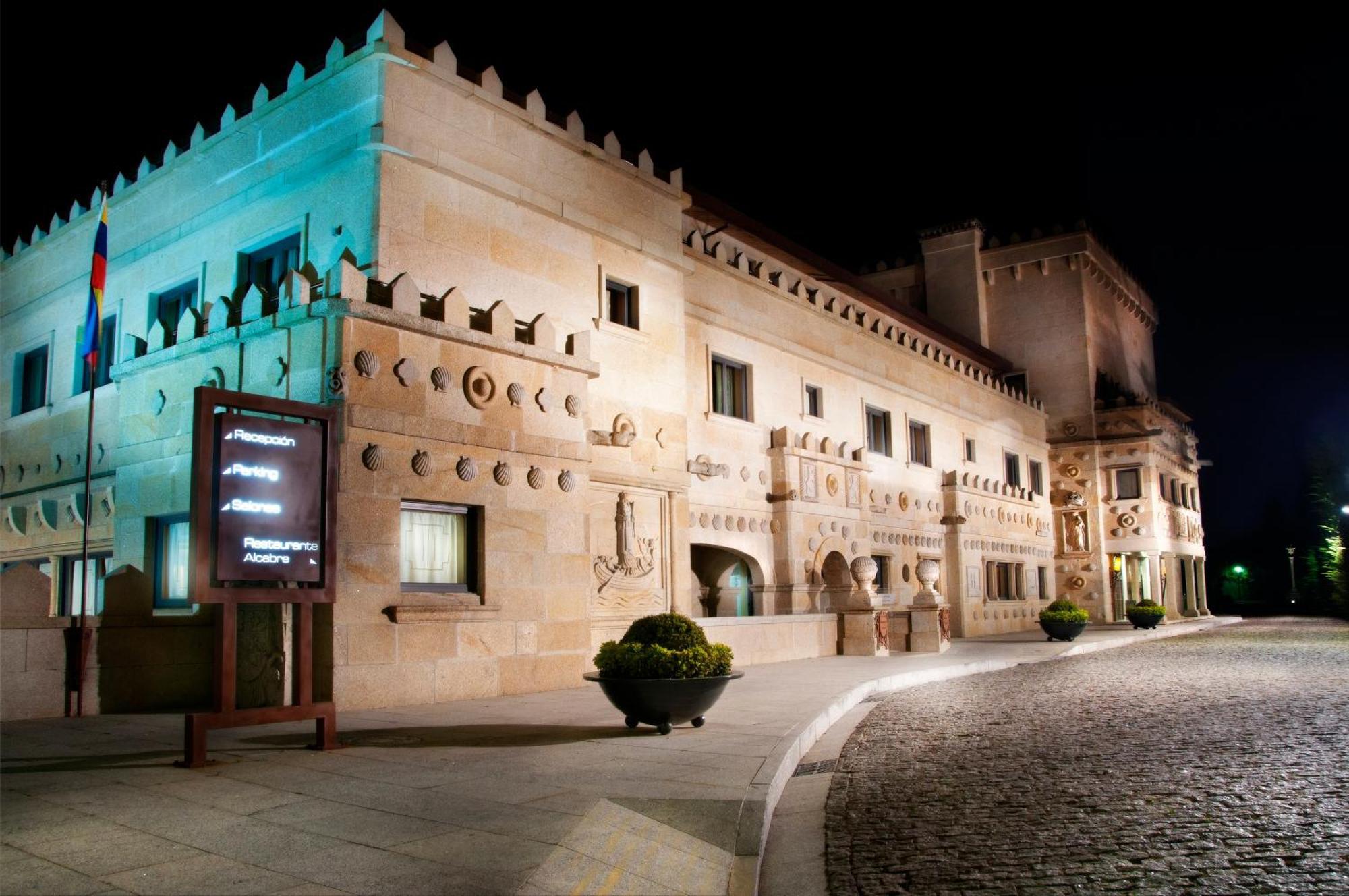 ויגו Pazo Los Escudos Hotel Spa & Resort מראה חיצוני תמונה The Palace of the Dukes of Alba, the seat of the government of the Community of Madrid.